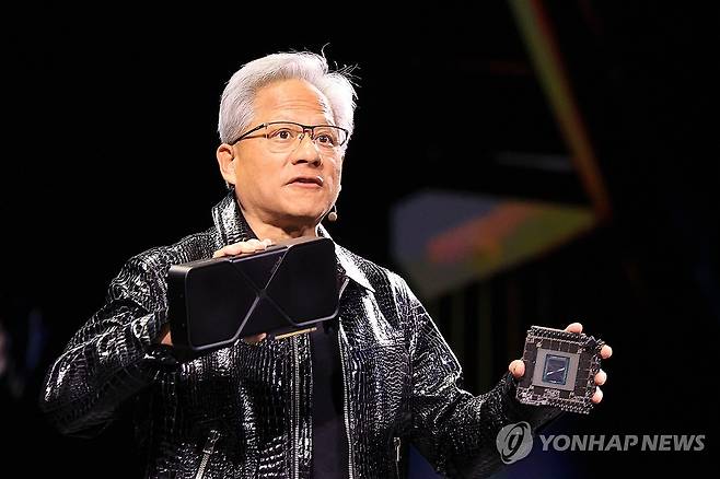 CES 기조연설 나선 젠슨 황 (라스베이거스=연합뉴스) 신현우 기자 = 세계 최대 가전·정보기술(IT) 전시회 CES 2025 개막을 하루 앞둔 6일 오후(현지시간) 미국 네바다주 라스베이거스 만달레이베이 컨벤션센터 내 미셀로브 울트라 아레나(Michelob Ultra Arena)에서 젠슨 황 엔비디아 최고경영자(CEO)가 기조연설하고 있다. 2025.1.7 nowwego@yna.co.kr