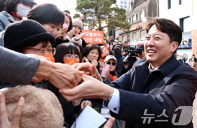 이준석 개혁신당 국회의원이 2일 서울 마포구 홍대거리에서 현안 기자회견에 앞서 지지자들과 인사를 하고 있다. 2025.2.2/뉴스1 ⓒ News1 김명섭 기자