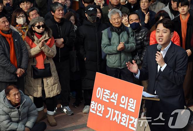 이준석 개혁신당 국회의원이 2일 서울 마포구 홍대거리에서 현안 기자회견을 하고 있다. 2025.2.2/뉴스1 ⓒ News1 김명섭 기자