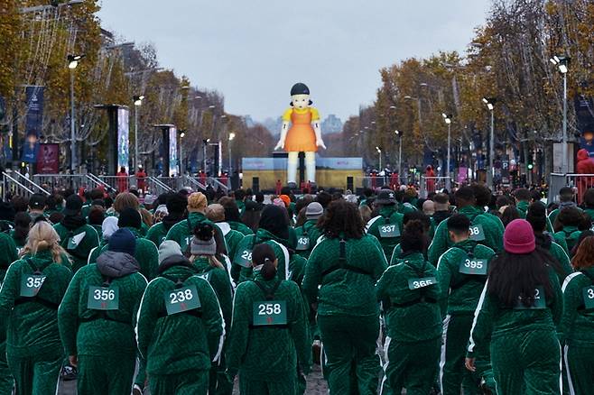 오징어게임 열풍 속 프랑스 파리 샹젤리제 거리에서 열린 ‘무궁화 꽃이 피었습니다’ 게임. 사진 | 넷플릭스