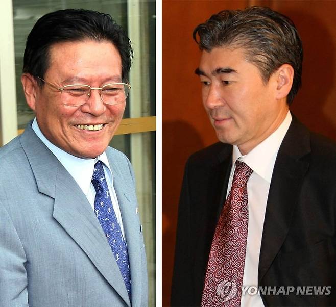 2008년 10월 말 북한 외무성 리근 미국국장(왼쪽)은 북핵 검증 문제 논의를 위해 뉴욕을 방문, 성 김 북핵 특사와 회담을 가졌다. 리근 국장은 귀국하지 않고 11월 미국 대선 결과를 지켜본 후, 오바마 캠프의 프랭크 자누지 한반도 정책팀장과 함께 전미외교정책협의회(NCAFP) 주최 한반도 전문가 회의에 참석했다. 이는 오바마 당선 후, 첫 미북 회담으로 기록됐다./연합뉴스