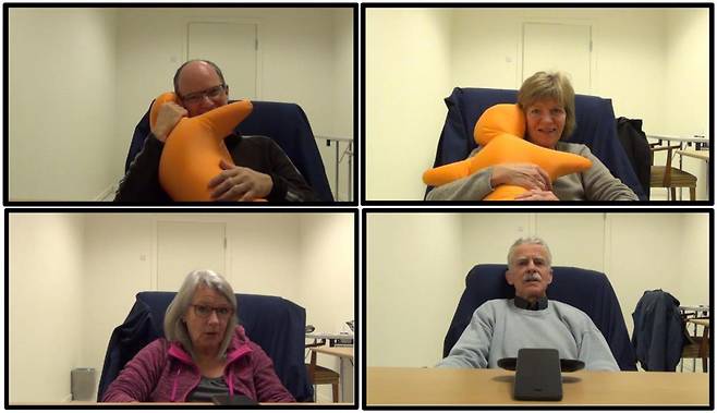 실험을 위해 오렌지색 ‘허그비’ 인형을 안고 있는 덴마크 노인들(위 사진)과 효과 비교를 위해 일반 스피커로 통화하는 노인들(아래 사진). 사진 출처 Frontiers in Psychology