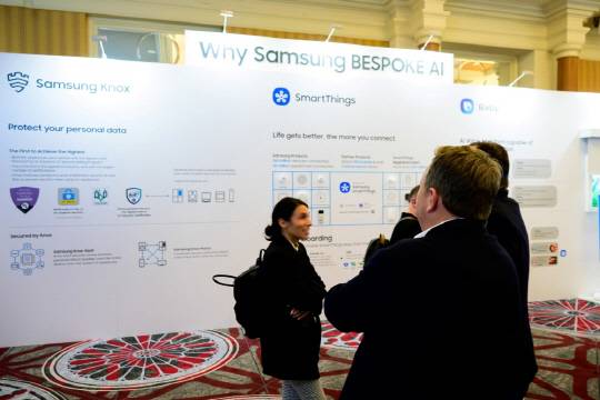 지난달 미국 라스베이거스에서 열린 CES 2025서 시저스 팰리스 호텔에 전시된 삼성전자 녹스 보안 플랫폼 소개 벽면. 삼성전자 제공