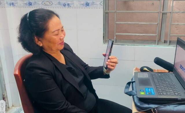 퐁니 학살 생존자 응우옌티탄씨가 지난달 17일 항소심 승소 판결 소식을 한국에서 온 영상통화로 접하며 기뻐하고 있다. 한베평화재단 제공