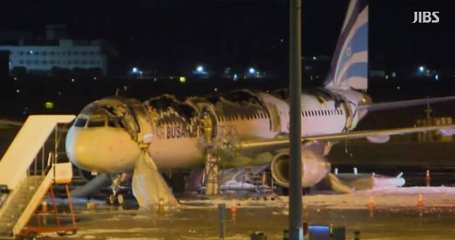 화재로 크게 손상된 에어부산 여객기. 176명의 승객과 승무원들은 긴급 탈출해 대형 참사를 면했다.