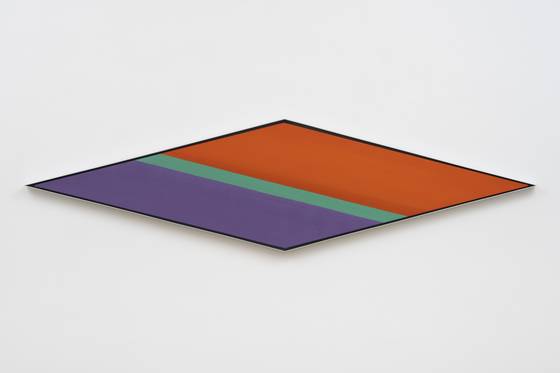 케네스 놀랜드, Echo Field, 1966, 캔버스에 아크릴릭, 61x243.8㎝. 사진 페이스갤러리