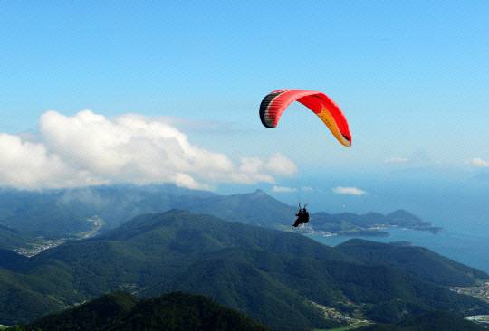 패러글라이딩을 하는 모습. 기사 내용과 직접 관련 없음. 뉴시스