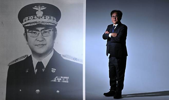 안호재 안병하인권학교 대표가 지난달 24일 오후 서울 용산구 헤럴드스퀘어에서 헤럴드경제와 인터뷰에 앞서 포즈를 취하고 있다. 사진은 부친 안병하 치인감과 안 대표의 다중노출 합성 촬영. 임세준 기자
