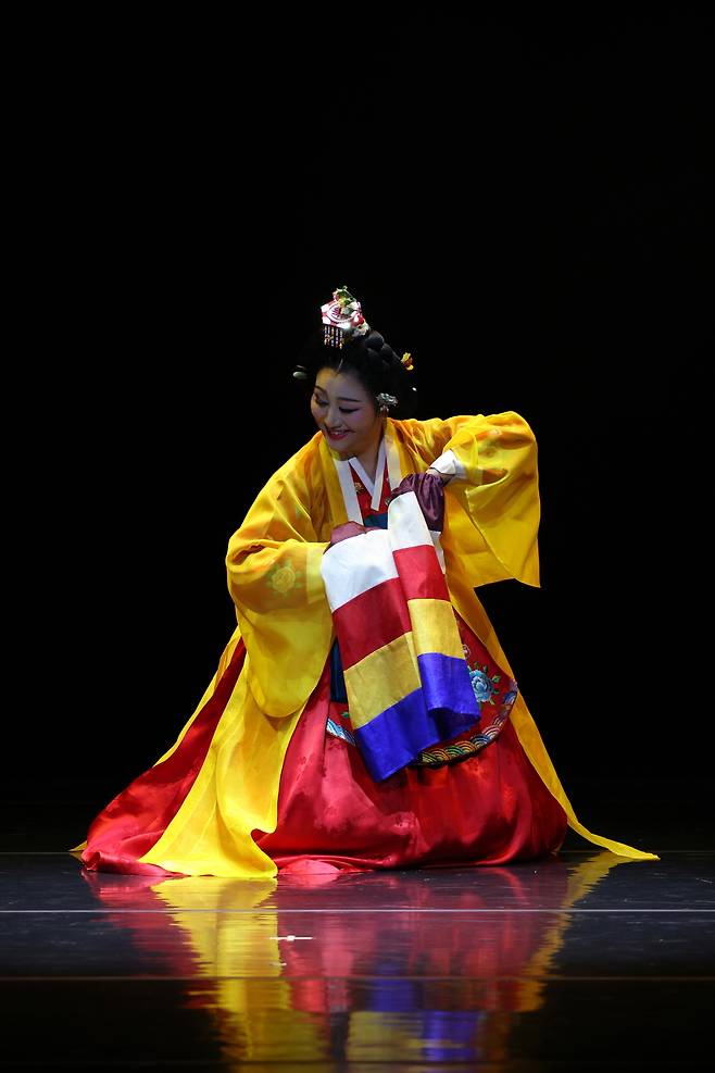 한국무용을 선보이고 있는 현임숙 교감. [사진=현임숙 교감]