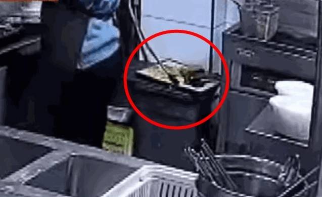 서울 관악구의 한 식당에서 음식물쓰레기통 위에 도마를 놓고 돈가스를 써는 영상이 공개돼 논란이 일고 있다.[ JTBC ‘사건반장’]