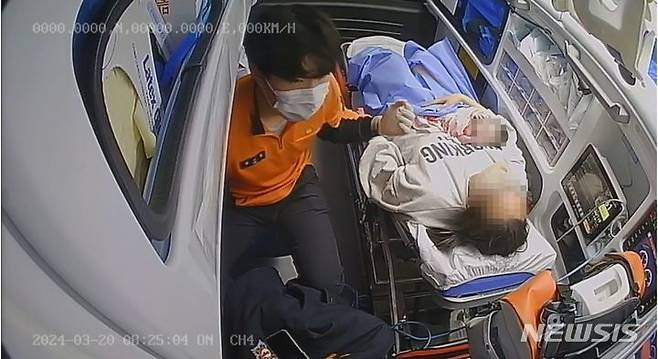 [인천=뉴시스] 김동영 기자 = 지난해 3월20일 오전 인천 중구 운서동에서 분만통을 느껴 병원으로 이송되던 30대 산모가 119구급대 대원의 도움으로 구급차에 새 생명을 무사히 출산했다. (사진=인천소방본부 제공) 2024.03.21. photo@newsis.com
