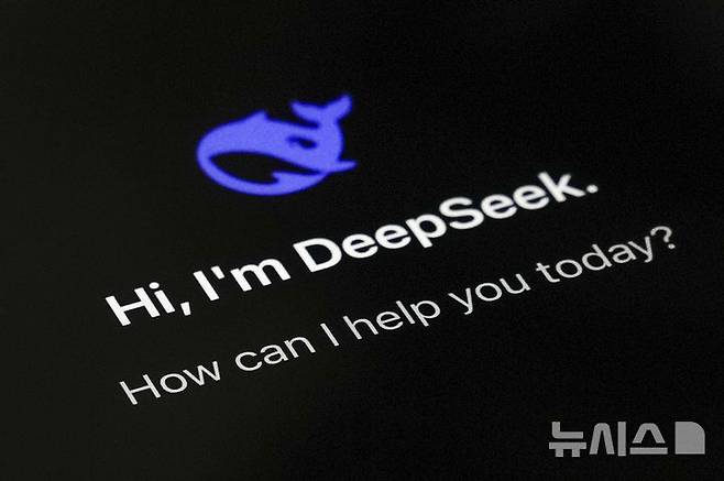 [베이징=AP/뉴시스] 28일 중국 수도 베이징의 한 사용자 휴대전화 화면에 딥시크(DeepSeek) 애플리케이션이 구동하고 있다. 2025.01.28.