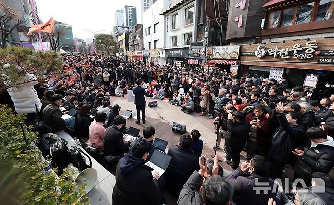 [서울=뉴시스] 고범준 기자 = 이준석 개혁신당 의원이 2일 서울 마포구 홍대 레드로드 버스킹거리에서 정치현안관련 기자회견을 하고 있다. 2025.02.02. bjko@newsis.com