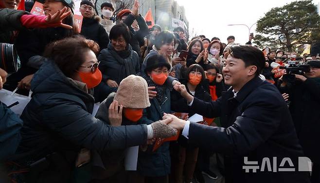[서울=뉴시스] 고범준 기자 = 이준석 개혁신당 의원이 2일 서울 마포구 홍대 레드로드 버스킹거리에서 정치현안관련 기자회견을 하기 전 지지자들과 인사를 하고 있다. 2025.02.02. bjko@newsis.com