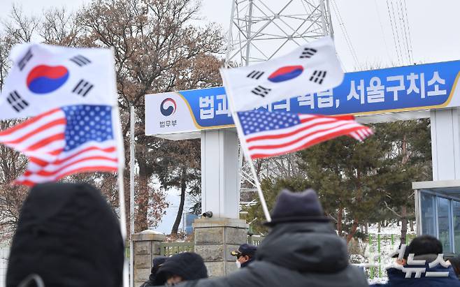 서울구치소에 수감된 윤석열 대통령의 일반 접견이 가능해진 지난달 31일 오전 경기도 의왕시 서울구치소 앞에서 지지자들이 구호를 외치고 있다. 류영주 기자