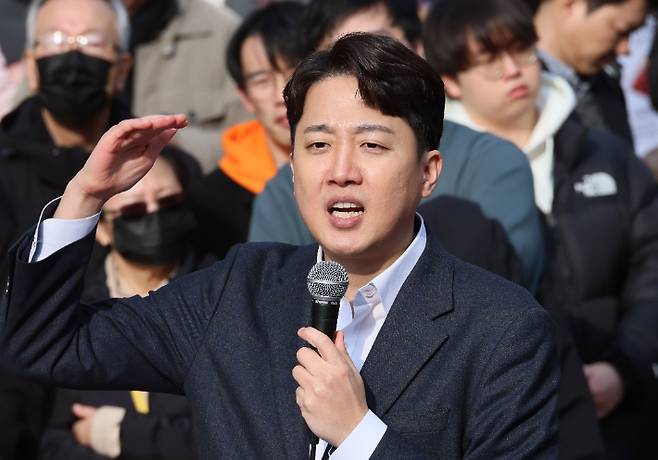 개혁신당 이준석 의원이 2일 서울 마포구 홍대 레드로드 버스킹거리에서 정치 현안 관련 기자회견을 하고 있다. 연합뉴스