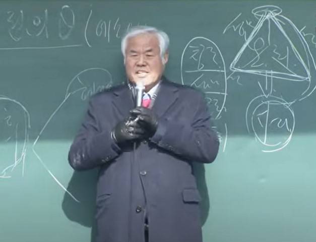 ▲ 사랑제일교회 전광훈 목사가 2월 2일 서울 종로구 동화면세점 앞에서 열린 '광화문 전국 주일 연합예배'에서 설교하는 모습. 유튜브 영상 갈무리.