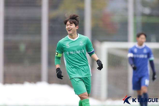 ▲ 윤도영은 연령별 대표팀에서도 뛰어난 활약을 펼쳤다. 2023년 AFC U-17 아시안컵과 FIFA U-17 월드컵에서 대표팀의 핵심 공격수로 활약하며 국제대회에서도 이름을 알렸다. 국내 팬들뿐만 아니라 해외 스카우터들의 눈길을 사로잡았고, 결국 브라이턴과 아스톤 빌라 같은 프리미어리그 클럽들의 관심을 이끌어냈다. ⓒ한국프로축구연맹