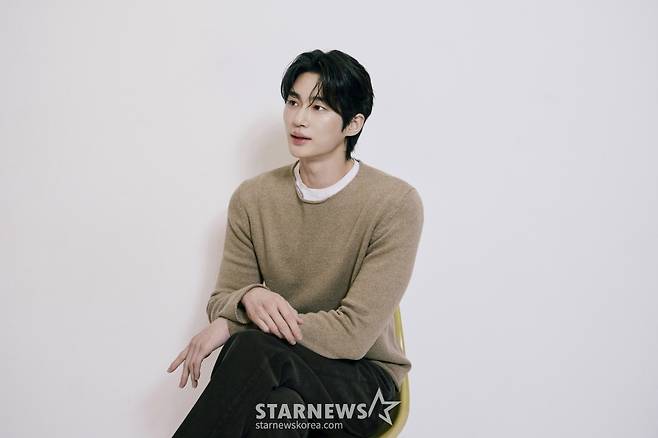 배우 변우석이 서울 종로구 스타뉴스 사옥에서 진행된 '제 9회 아시아 아티스트 어워즈'(The 9th Asia Artist Awards, 이하 'AAA 2024')' 수상 인터뷰를 위해 포즈를 취하고 있다.  변우석은 지난해 12월 27일(현지시각) 태국 방콕에서 열린 'AAA 2024'에서 '대상' 격인 '올해의 남우주연상'과 더불어 'AAA 인기상', 'AAA 아시아 셀러브리티상', '베스트 아티스트상', '베스트 커플상', '베스트 OST상' 등을 차지했다. / 사진제공=바로엔터테인먼트 /사진=김창현 chmt@