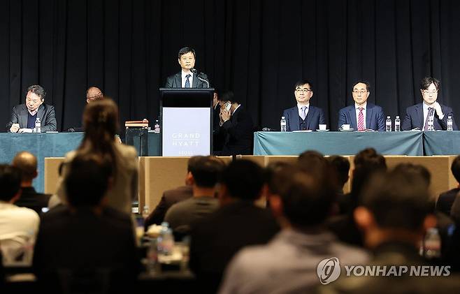 고려아연 임시 주주총회 (서울=연합뉴스) 임화영 기자 = 박기덕 고려아연 사장이 23일 오후 서울 용산구 그랜드 하얏트에서 열린 고려아연 임시 주주총회를 주재하고 있다. 2025.1.23 [공동취재] hwayoung7@yna.co.kr