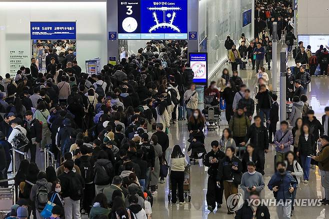 붐비는 인천국제공항 출국장 [연합뉴스 자료사진]