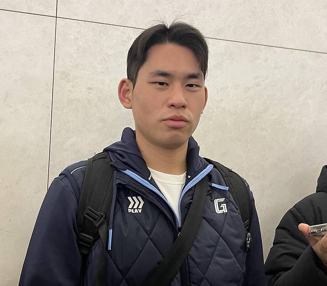 대만 전지훈련을 떠나기에 앞서서 인터뷰하는 롯데 김진욱 [촬영 이대호]