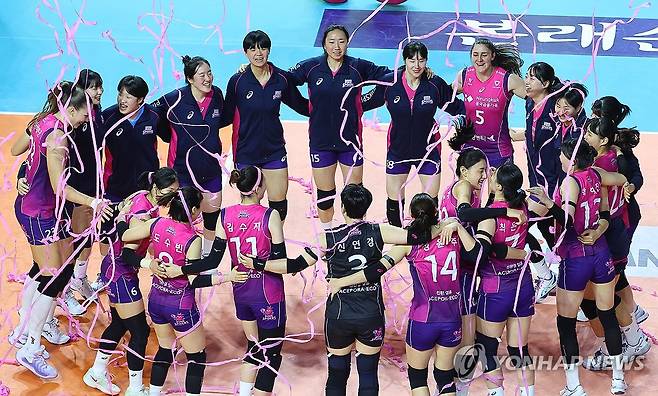 흥국생명 승리 (인천=연합뉴스) 임순석 기자 = 2일 인천 삼산월드체육관에서 열린 프로배구 V리그 여자부 흥국생명과 정관장의 경기. 세트스코어 3-1로 승리한 흥국생명 선수들이 기뻐하고 있다. 2025.2.2 soonseok02@yna.co.kr