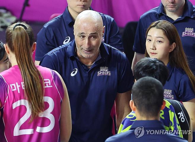 작전 지시하는 아본단자 감독 (인천=연합뉴스) 임순석 기자 = 2일 인천 삼산월드체육관에서 열린 프로배구 V리그 여자부 흥국생명과 정관장의 경기. 흥국생명 아본단자 감독이 작전을 지시하고 있다. 2025.2.2 soonseok02@yna.co.kr