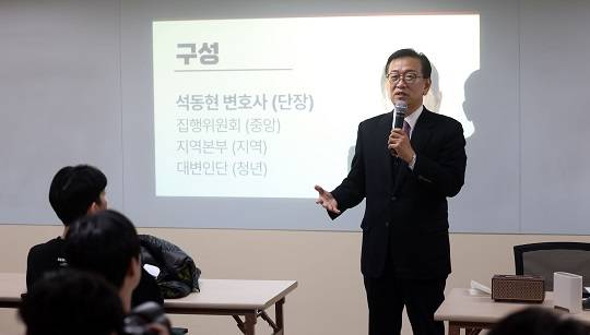 윤석열 대통령 측 석동현 변호사가 지난 1일 서울 여의도에서 열린 윤 대통령 국민변호인단 출범 준비 모임에 참석해 발언하고 있다. [출처=뉴시스]
