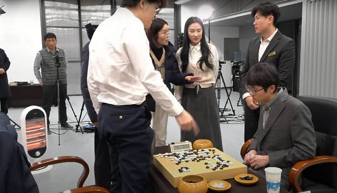 중국의 커제 9단이 LG배 조선일보 기왕전 결승 3번기 최종 3국 도중 사석 규정에 의한 심판 경고와 벌점 2점이 추어지자 강력하게 항의를 하고 있다. 사진=K바둑 유튜브 화면 캡처