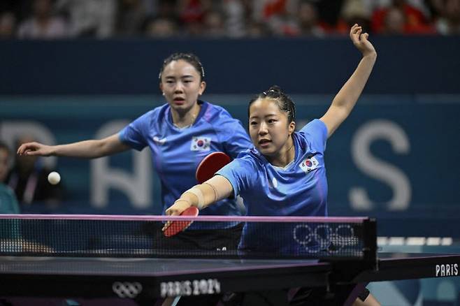 2024 파리올림픽 당시 여자복식조로 활동한 신유빈(오른쪽)과 전지희. 사진=AFPBBNews