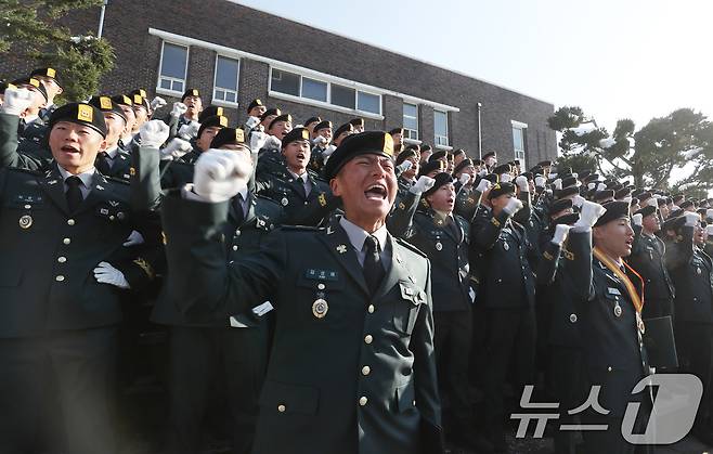 29일 오전 경기 광주시 육군 특수전학교에서 열린 '특전부사관 257기 임관식'에서 신임 특전부사관들이 임관식을 마치고 구호를 외치고 있다. 2024.11.29/뉴스1 ⓒ News1 김영운 기자