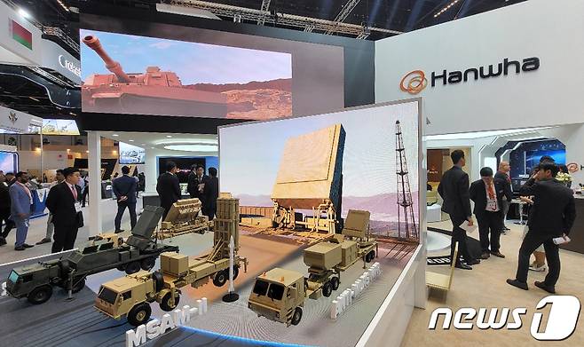 한화 방산 3사(한화에어로스페이스·한화시스템·한화방산)가 20일 아랍에미리트(UAE) 아부다비에서 열린 국제방위산업전시회 'IDEX 2023'에 참가했다. 사진은 대공방어용 다기능 레이다 시리즈. ⓒ News1 민경석 기자