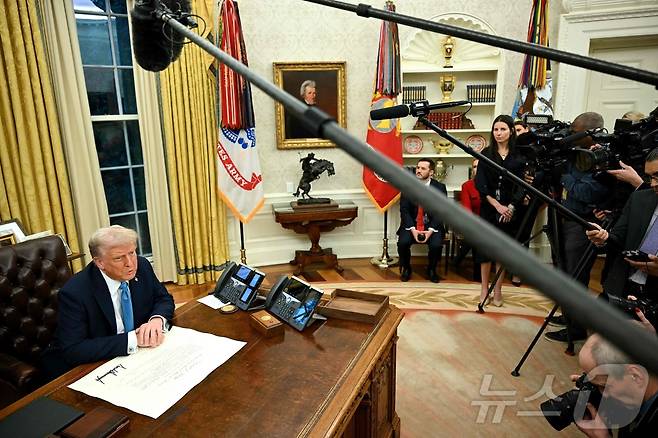 도널드 트럼프 미국 대통령이 31일(현지시간) 워싱턴 백악관에서 행정명령에 서명을 한 뒤 취재진을 만나고 있다. 2025.02.02 ⓒ AFP=뉴스1 ⓒ News1 우동명 기자