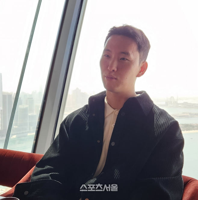 아랍에미리트 알 와슬 수비수 정승현이 최근 두바이 한 식당에서 취재진과 만나 인터뷰하고 있다. 사진 | 두바이=김용일 기자