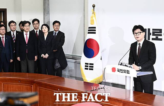 한동훈 당시 국민의힘 대표가 지난해 12월 16일 오전 서울 여의도 국회에서 기자회견을 열고 입장을 밝히는 모습. /박헌우 기자