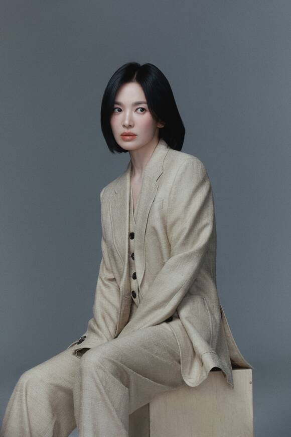 송혜교는 "'검은 수녀들'은 가족들과 함께 보기 좋은 영화이자 오컬트에 처음 입문하기 딱 좋은 영화"라고 많은 관람을 독려했다. /UAA