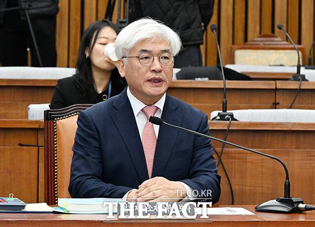 마은혁 헌법재판관 후보자가 23일 오전 서울 여의도 국회에서 열린 인사청문회에 참석해 질의에 답변을 하고 있다./배정한 기자