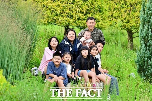고태진씨 부부와 자녀 7명 등 9명의 대가족이 보령 원산도에 전입해 화제가 되고 있다. / 보령시