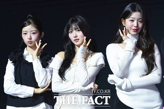 그룹 아이브의 레이와 가을, 장원영(왼쪽부터)이 3일 오후 서울 영등포구 콘래드호텔에서 열린 세 번째 EP 앨범 '아이브 엠파시(IVE EMPATHY)' 발매 기념 기자간담회에 참석해 포즈를 취하고 있다. /서예원 기자