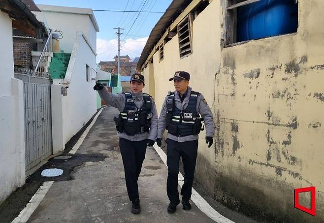 지난 6일 오후 2시께 위 순경이 선배 경찰과 함께 순찰하는 모습. 심성아 기자