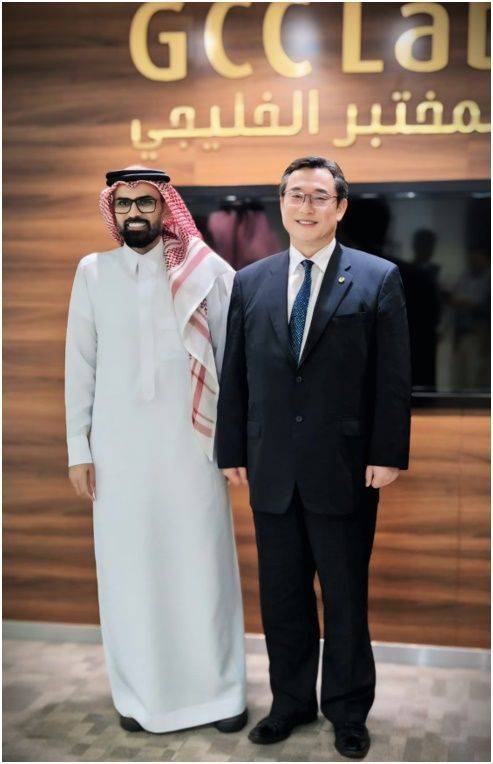지난해 12월 사우디 GCC LAB과 ESS 4695 원통형 배터리 모듈 공급,
유지 보수 계약 및 합작법인 설립 합의를 체결하고 있는 금양 류광지 회장. 금양 제공