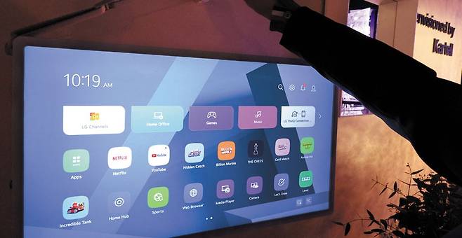 올 초 미국 라스베이거스에서 열린 세계 최대 정보 기술·가전 전시회 CES에서 관람객이 벽에 걸린 LG전자의 '스탠바이미2'를 살펴보고 있다. /뉴스1