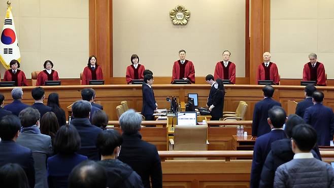 문형배 헌법재판소장 직무대행을 비롯한 헌법재판관들이 지난달 23일 서울 종로구 헌법재판소에서 열린 윤석열 대통령 탄핵심판 4차 변론에 자리하고 있다. /사진공동취재단