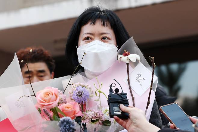 사건 발생 24년 만에 재심에서 무죄를 선고받은 김신혜 씨가 지난달 6일 오후 전남 장흥군 용산면 장흥교도소에서 석방된 뒤 발언하고 있다. /연합뉴스