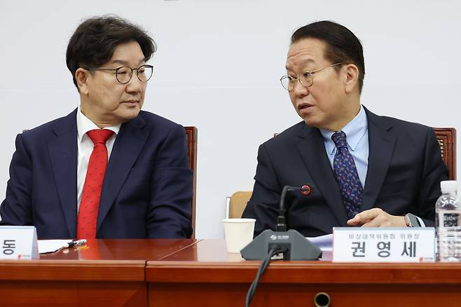 권영세 국민의힘 비상대책위원장과 권성동 원내대표가 3일 오전 서울 여의도 국회에서 열린 비상대책위원회의에서 논의하고 있다./뉴스1