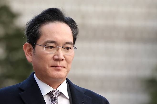 이재용 삼성전자 회장이 3일 오후 서울 서초구 서울고등법원에서 열린 '경영권 불법 승계' 의혹 자본시장과금융투자업에관한법률위반등 항소심 선고공판에 출석하고 있다. / 뉴스1