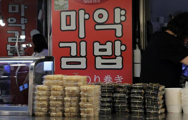 식품의약품안전처가 식품 또는 음식점 명칭에 ‘마약‘ 용어 사용을 줄이기 위한 방안으로, 6월부터 소비자식품위생감시원이 직접 방문해 업소명을 변경하도록 적극 계도하고, 비용을 지원하는 방안을 마련할 예정이다. 사진은 ’마약김밥‘을 상품명으로 사용하는 서울 시내 한 음식점. 서울=뉴시스