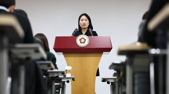 천재현 헌재 공보관이 서울 종로구 헌법재판소에서 윤석열 대통령 탄핵심판 사건 관련 브리핑을 하고 있다. 뉴스1