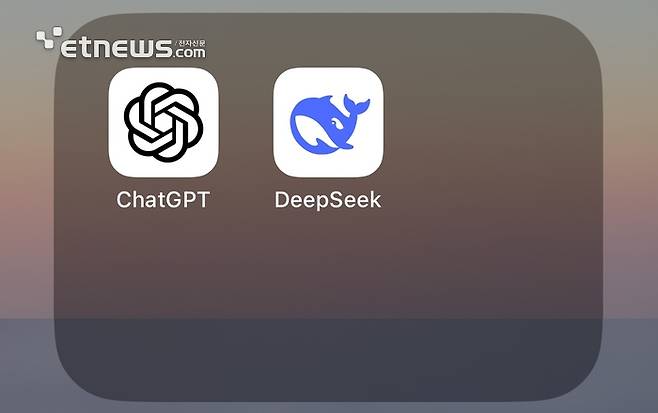 생성형 인공지능(AI) 서비스 '챗GPT'와 '딥시크' 스마트폰 앱.